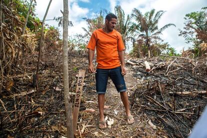 O ribeirinho Weides Alves Dutra na terra que o colocaram, no reservat&oacute;rio, e que ele renega por falta de condi&ccedil;&otilde;es para viver no local.