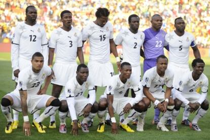 Prince Tagoe, de pie a la izquierda, en un partido con su selección.