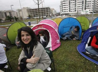 Aintzane Ezenarro, junto a jóvenes de Aralar metidos en tiendas de campaña para criticar la situación de la vivienda en Euskadi.