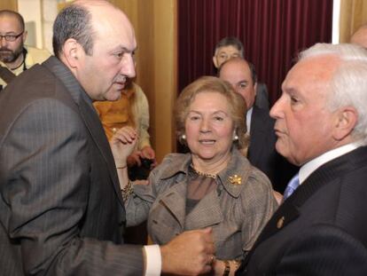 Rogelio Mart&iacute;nez, a la izquierda, saluda a Baltar en el sal&oacute;n de plenos de la Diputaci&oacute;n ante la presencia de la mujer del exbar&oacute;n. 