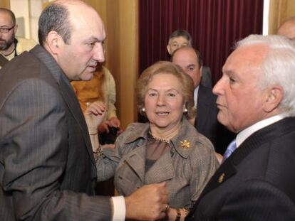Rogelio Martínez, a la izquierda, saluda a Baltar en el salón de plenos de la Diputación ante la presencia de la mujer del exbarón.