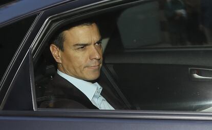 Pedro Sánchez entra en coche momentos antes de iniciarse el comité federal.