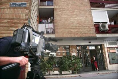 Portal del edificio de la calle de Mota del Cuervo, en una de cuyas viviendas se halló el cadáver.