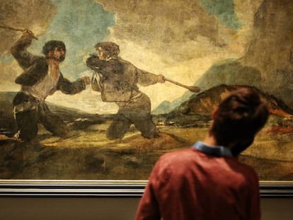 Un visitante contempla la obra &#039;Duelo a garrotazos&#039;, de Goya, en la sala de las pinturas negras del Museo del Prado.