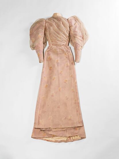 Un vestido de seda rosa de Worth de 1894.