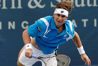 David Ferrer ejecuta un saque en el torneo de Cincinnati.