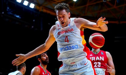 Pau Gasol, tras un mate en la canasta de Irán. feb