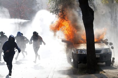 Os manifestantes incendiaram veículos nas ruas.