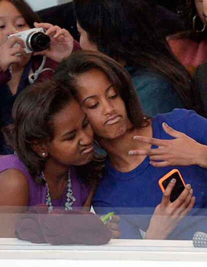 A los Obama les va mucho esto de la autofoto. Malia y Sasha estrenaron 2013 con morritos incluidos en la toma de posesión de su padre.