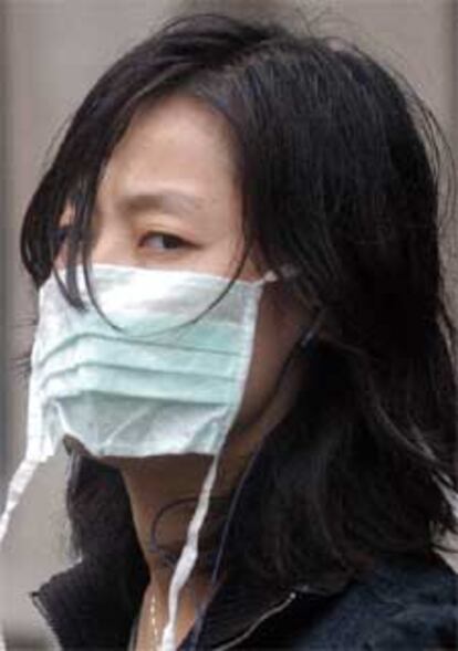 Una joven china porta una mascarilla al visitar un hospital de Pekín.