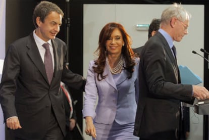 De izquierda a derecha, Zapatero, Cristina Fernández y  Van Rompuy