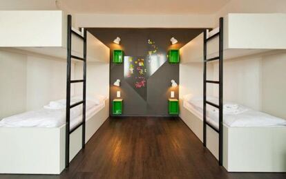 Una de las habitaciones del hotel albergue, Zollhaus, en Bremen, que en 2013 fue nominado al Design Award en Alemania.