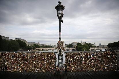 Cientos de candados colgados del Pont des Arts en Par&iacute;s, en una imagen de archivo.