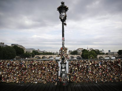 Cientos de candados colgados del Pont des Arts en Par&iacute;s, en una imagen de archivo.