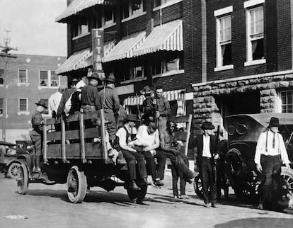 A Guarda Nacional leva vários feridos no massacre para o hospital, em imagem datada de 3 de junho de 1921. 