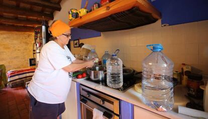 Una vecina de La Bisbal cocina con botellas de agua mineral.