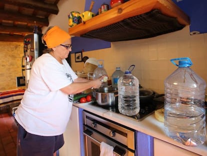 Una vecina de La Bisbal cocina con botellas de agua mineral.
