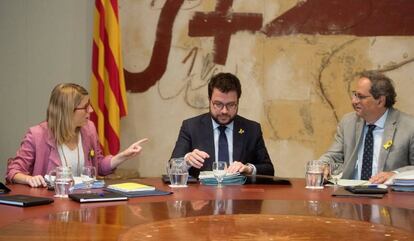 D'esquerra a dreta, la consellera de Presidència, Elsa Artadi; el vicepresident, Pere Aragonès, i el president, Quim Torra.