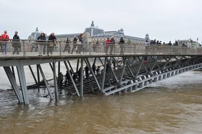 Vista de la pasarela Léopold Sédar Senghor parcialmente sumergida por la crecida del río Sena en París, el 3 de junio.