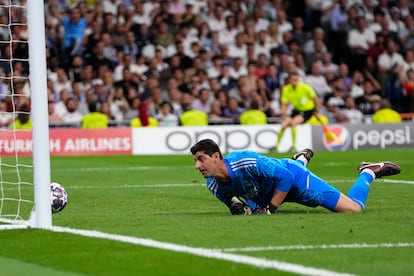 Thibaut Courtois observa como el balón entra en su portería tras el disparo del jugador del Manchester City Kevin De Bruyne 