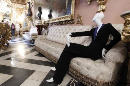 Un modelo de Roberto Torretta, de la exposición La moda es sueño.