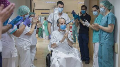 El personal sanitario aplaude el traslado a planta del último paciente ingresado con coronavirus en la UCI del Hospital Quirónsalud Sagrado Corazón de Sevilla