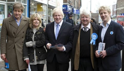 De izquierda a derecha los hermanos Leo, Rachel y Boris Johnson, su padre, Stanley, y su otro hermano, Jo Johnson, en mayo de 2012.