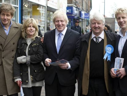 De izquierda a derecha los hermanos Leo, Rachel y Boris Johnson, su padre, Stanley, y su otro hermano, Jo Johnson, en mayo de 2012.