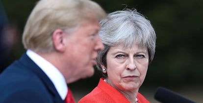 La primera ministra brit&aacute;nica Theresa May (enfocada) junto al presidente de EE UU, Donald Trump.  