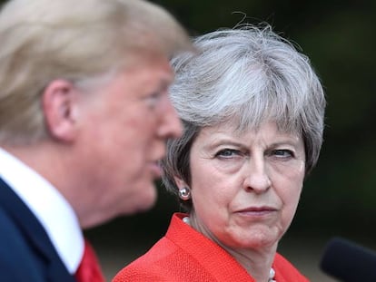 La primera ministra brit&aacute;nica Theresa May (enfocada) junto al presidente de EE UU, Donald Trump.  