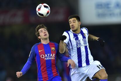 Sergio Roberto (izquierda), del Barcelona, y Yuri Berbiche (derecha), de la Real Sociedad.