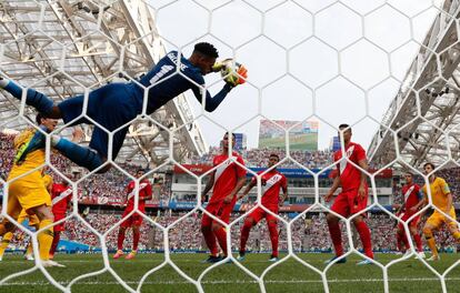 El meta peruano Pedro Gallese detiene un remate de la selección de Australia.