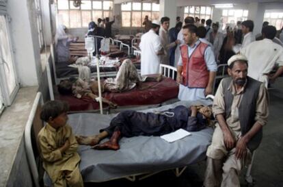Varios heridos por el atentado en el hospital de Peshawar.