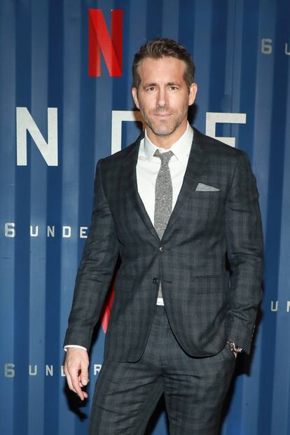 Para el estreno de 'Escuadrón 6' en Nueva York, el protagonista de 'Deadpool' apostó por un traje de cuadros de corte entallado.