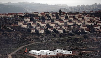 Viviendas prefabricadas entre el asentaminto 'ilegal' de Amona y la colonia de Ofra en Cisjordania.