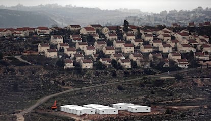 Viviendas prefabricadas entre el asentaminto &#039;ilegal&#039; de Amona y la colonia de Ofra en Cisjordania.