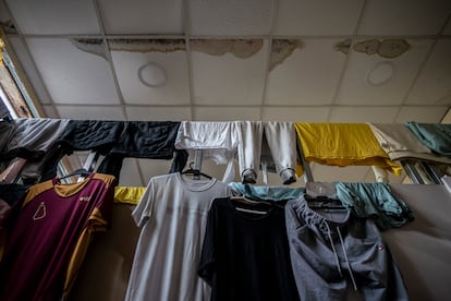 El techo desconchado por la humedad. Abajo está la habitación donde duermen siete personas.
