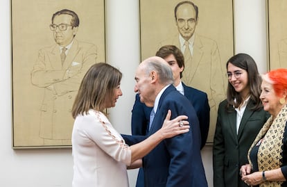 La presidenta del Congreso, Francina Armengol, saludaba el martes al ponente constitucional, Miquel Roca i Junyent,en presencia de la periodista Rosa María Calaf y de los dos diputados más jóvenes del PSOE y PP.