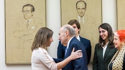 La presidenta del Congreso, Francina Armengol, saludaba el martes al ponente constitucional, Miquel Roca i Junyent,en presencia de la periodista Rosa María Calaf y de los dos diputados más jóvenes del PSOE y PP.