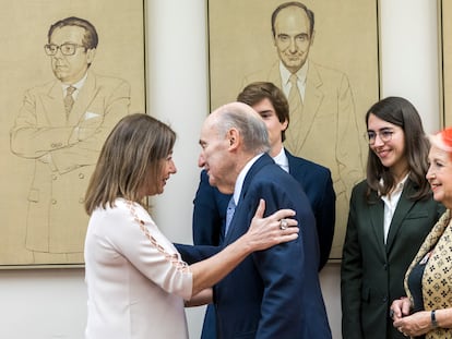 La presidenta del Congreso, Francina Armengol, saludaba el martes al ponente constitucional, Miquel Roca i Junyent,en presencia de la periodista Rosa María Calaf y de los dos diputados más jóvenes del PSOE y PP.