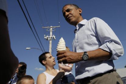 Barack Obama sostiene un helado, el pasado martes en Iowa.