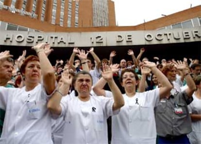 En el Doce de Octubre alrededor de 1.500 personas se han concentrado en el vestbulo del centro sanitario, en un acto en el que ha estado el vicepresidente primero y ministro de Economa, Rodrigo Rato, que haba ido a visitar a los heridos, entre los que hay un trabajador de su Ministerio. Transeuntes que en ese momento iban por la calle, se sumaron a la protesta donde abundaron los lazos negros.