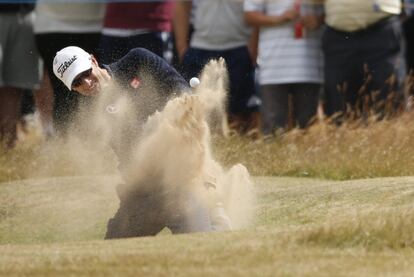 Adam Scott juega desde el búnker en el primer hoyo.