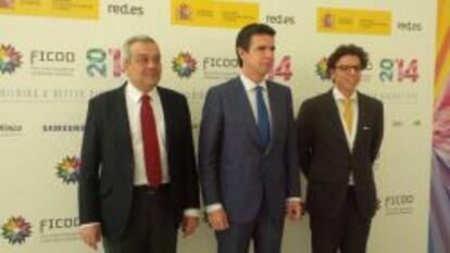 El ministro de Industria, Energ&iacute;a y Turismo, Jos&eacute; Manuel Sor&iacute;a (centro), junto al secretario de Estado de Telecomunicaciones, V&iacute;ctor Calvo-Sotelo (izquierda), y al director general de Red.es, C&eacute;sar Miralles.  