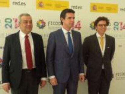 El ministro de Industria, Energ&iacute;a y Turismo, Jos&eacute; Manuel Sor&iacute;a (centro), junto al secretario de Estado de Telecomunicaciones, V&iacute;ctor Calvo-Sotelo (izquierda), y al director general de Red.es, C&eacute;sar Miralles.  