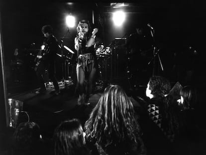 Alaska y los Pegamoides, durante un concierto en Bilbao en 1982.  
