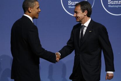 Zapatero saluda a Obama a su llegada a la cumbre de seguridad nuclear en Washington.