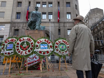 Coronas florales frente al monumento a Salvador Allende, en los alrededores del Palacio de La Moneda, en Santiago, este lunes.