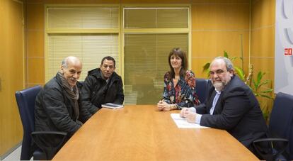 Reunión entre representantes del Frente Polisario y el PSE, a la derecha, en el Parlamento.