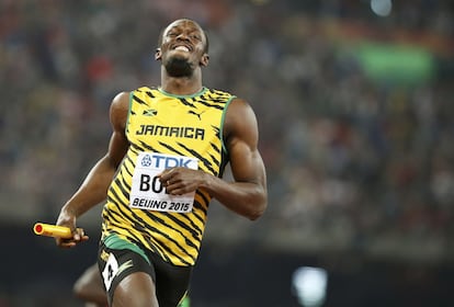 Jamaica, que ostenta el récord del mundo y las cinco mejores marcas de todos los tiempos en esta especialidad coincidiendo con el reinado de Usain Bolt, aprovechó una mala entrega en la última posta de Estados Unidos para que Bolt se paseara en los 100 metros finales.